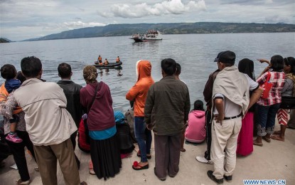 <p><strong>SEA TRAGEDY.</strong> People watch as search and rescue teams operate in Lake Toba of North Sumatra province, western Indonesia, where a passenger boat capsized on Monday (June 18, 2018). Rescuers have recovered three corpses and are searching for about 176 others, a police officer and an official disclosed on Wednesday (June 20, 2018). <em>(Photo by Xinhua/Albert Damanik)</em></p>